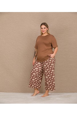 Arias Closet Büyük Beden Viskon Şık Tasarım Kahverengi Dudak Desenli Kısa Kol Kapri Takım