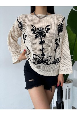 Uzun Kollu Kuşgözü Detay üzerine Nakış Işleme Kayık Yaka Triko Bluz