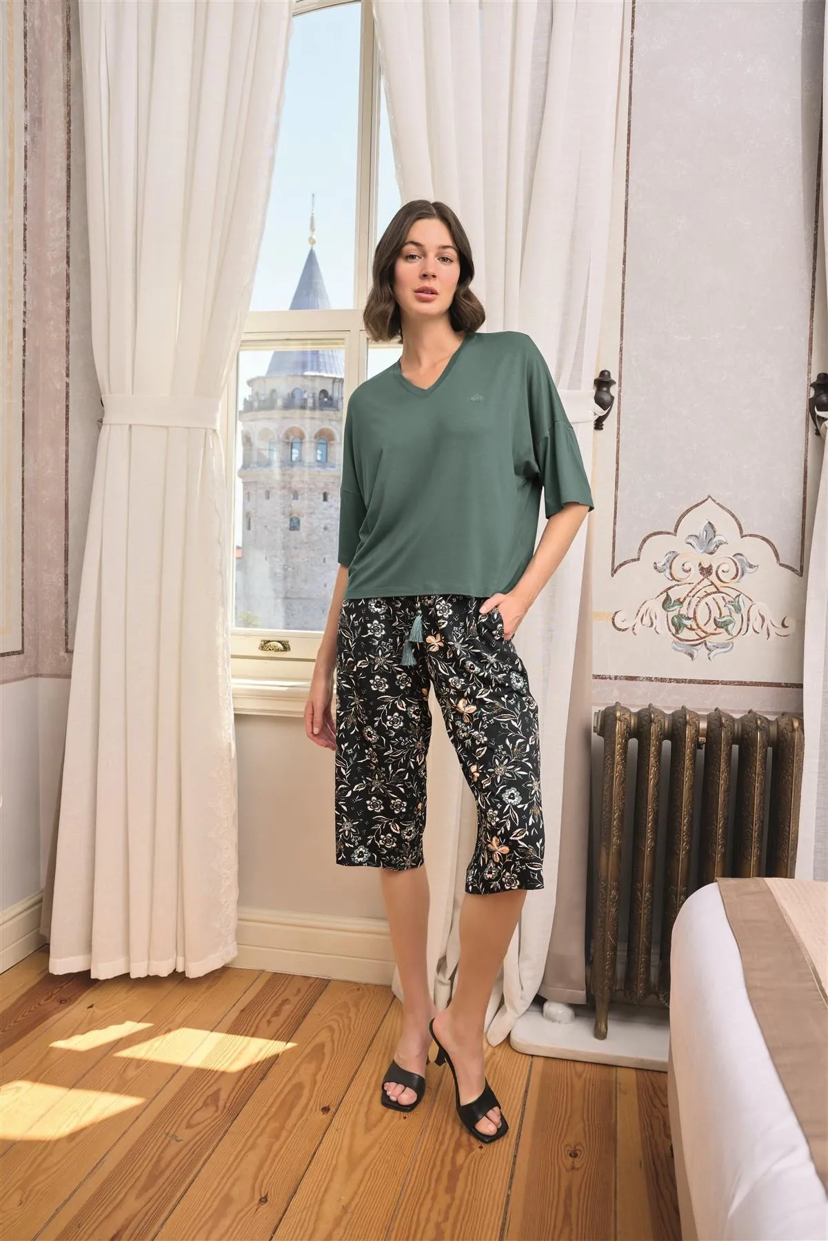 Arias Closet Çiçek ve Yaprak Desenli V Yaka Büyük Beden Kapri Takımı