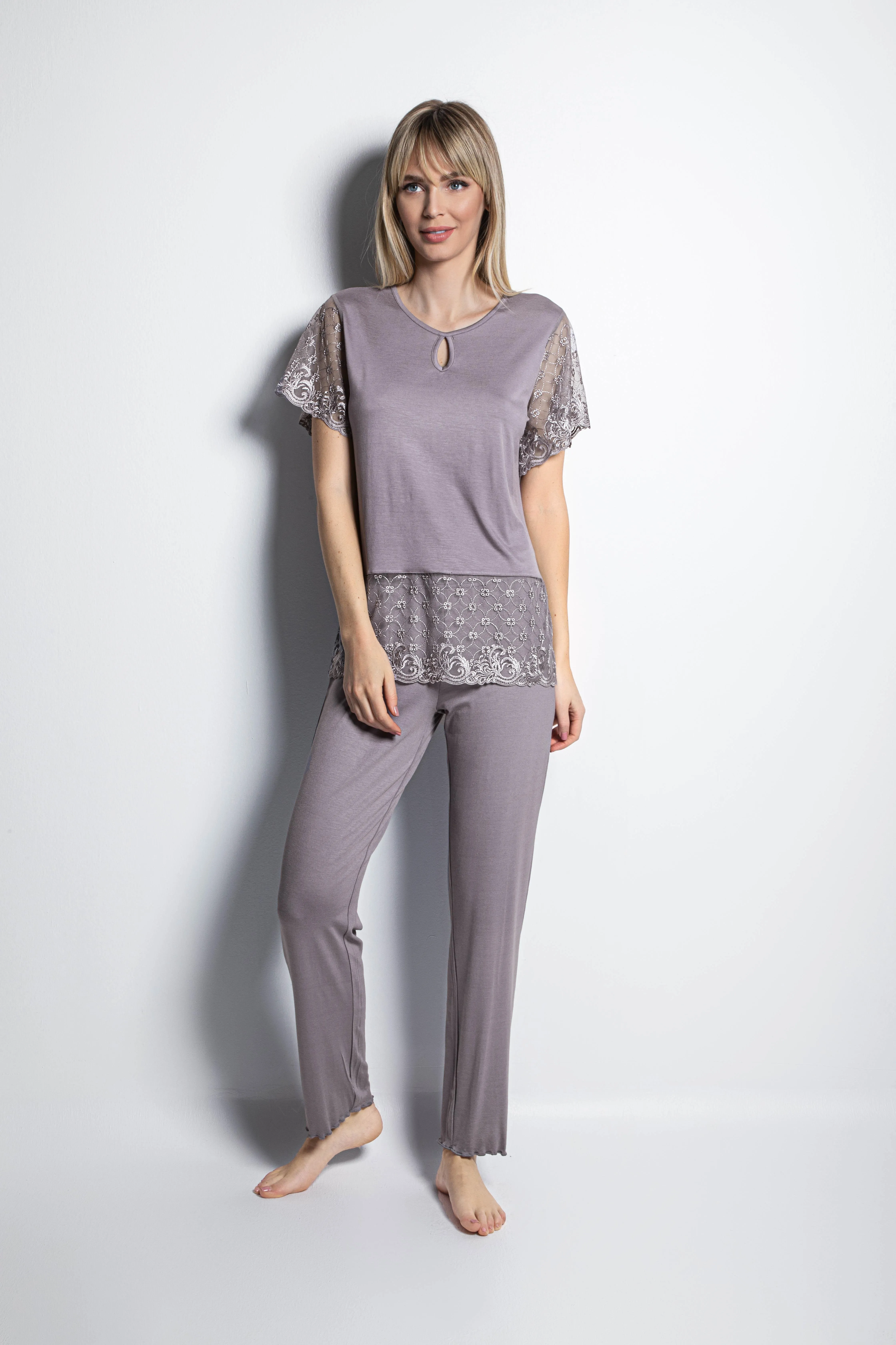 Arias Closet Yakası Detaylı Brode Dantelli Pijama Takımı