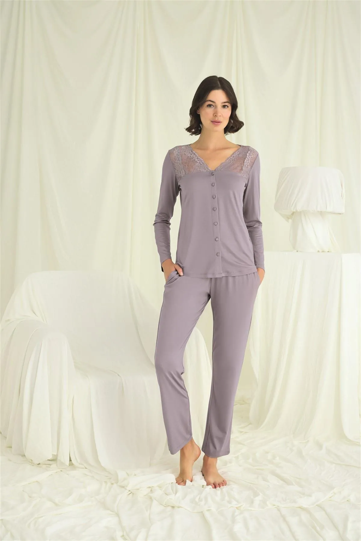 Arias Closet Yakası Kolu ve Omzu Dantelli Boydan Düğmeli Pijama Takımı