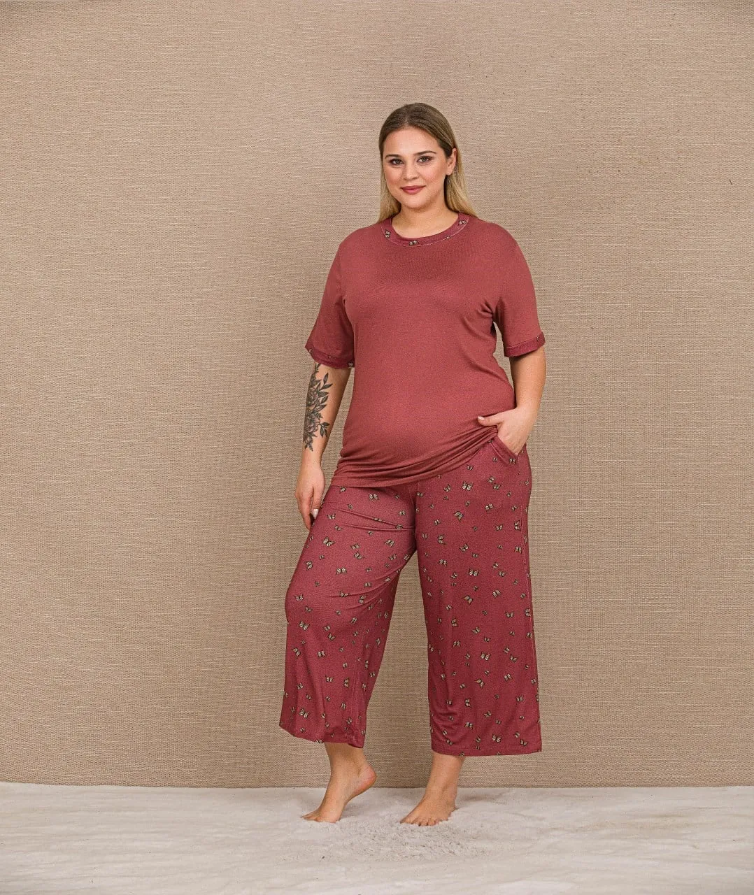 Arias Closet Büyük Beden Viskon Şık Tasarım Kelebek Desenli Bordo Kısa Kol Kapri Takım