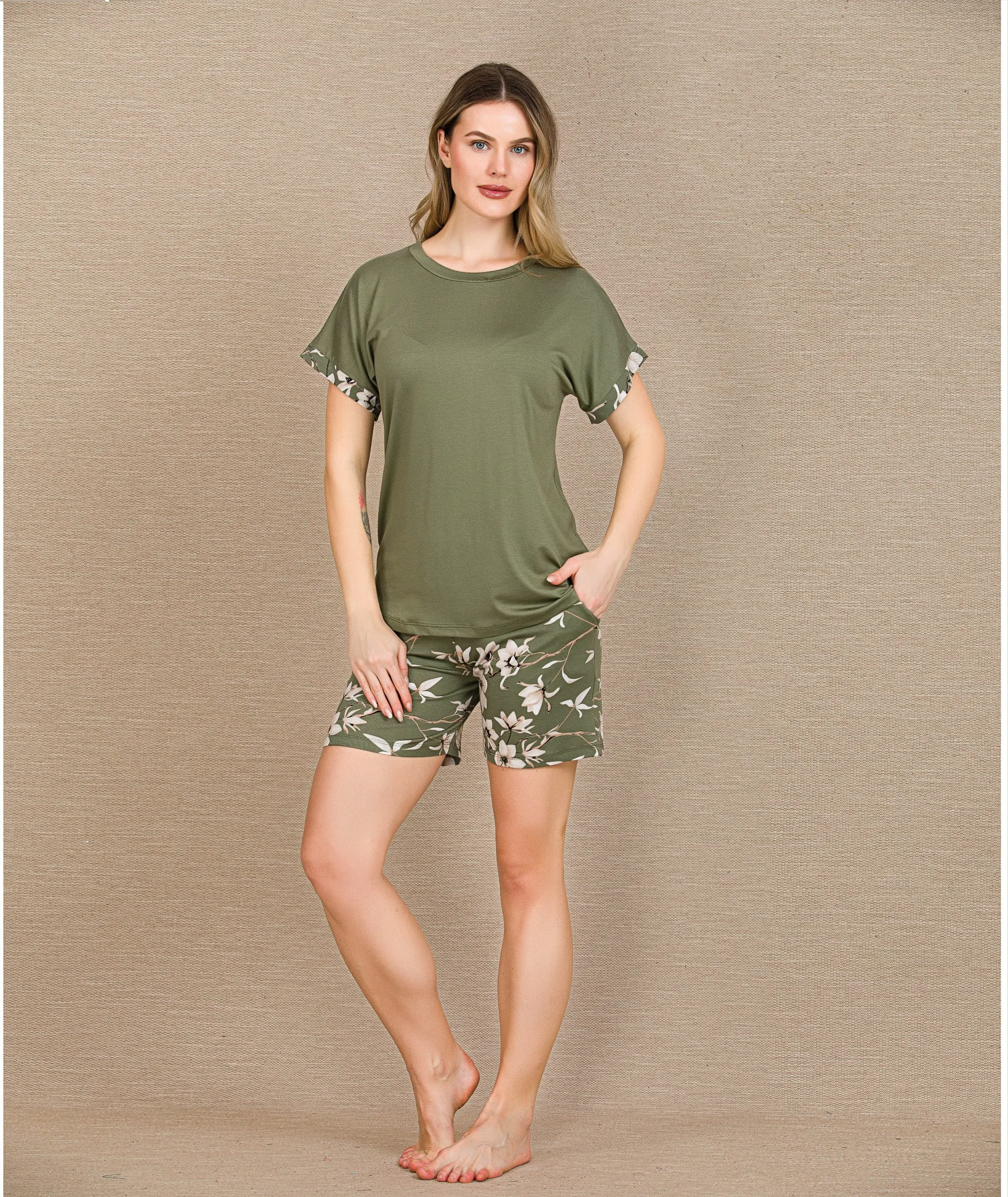 Arias Closet Şık Tasarım Çiçek Desenli Yeşil Şortlu Kısa Kol Viskon Pijama Takımı
