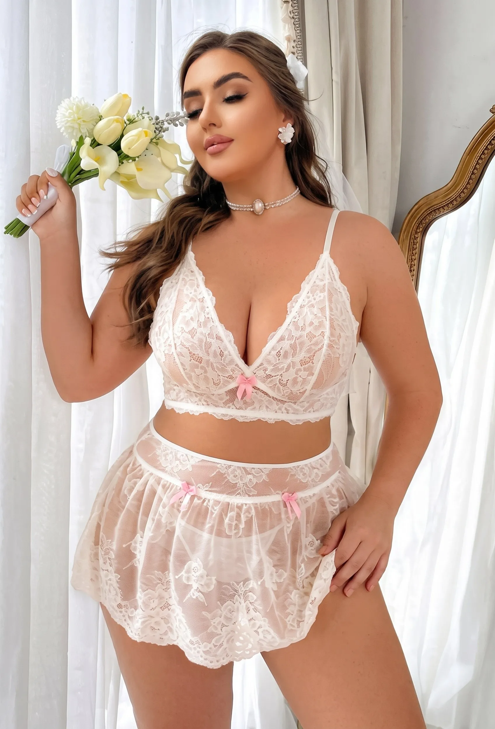 Şık Tasarım Büyük Beden Kadın Beyaz Çiçekli Dantel Pembe Fiyonk Detaylı Bralet ve Fırfırlı Mini Etekli Fantezi Takım